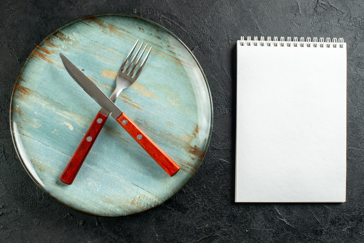 Sztućce dla leworęcznych – czym się różnią i czy warto je kupić?