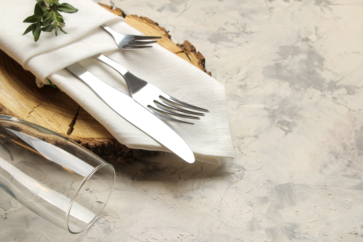 Sztućce w serwisie bufetowym – co wybrać, by było funkcjonalnie i estetycznie?
