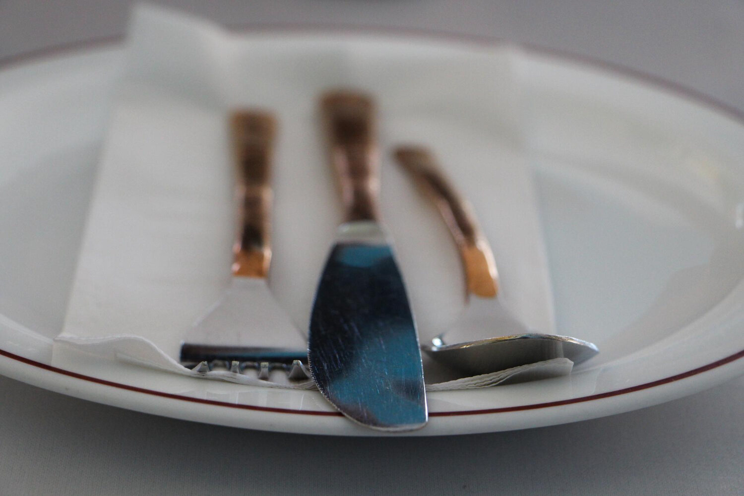 Czym czyścić sztućce po posiłku?